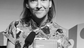 Ilona-Wisniewska-se-svou-knihou-Mihotani.-Na-konci-Gronska-2024-Absynt-.jpg